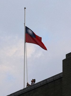Государственные флаги Китайской республики приспущены в знак траура по жертвам авиакатастрофы и газовых взрывов