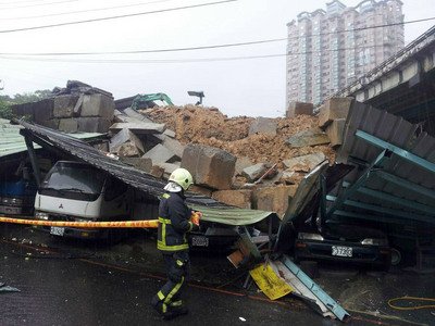 Оползень в Новом Тайбэе накрыл четыре машины