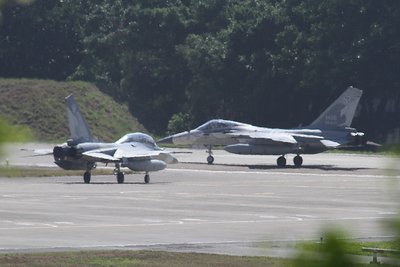 Американские истребители F-18 совершили вынужденную посадку на Тайване