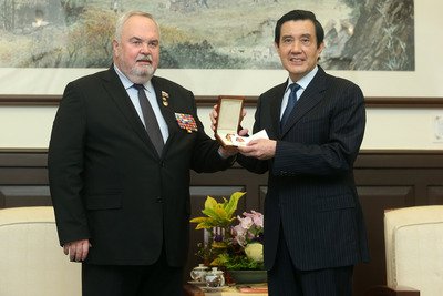Президент КР встретился с внуком маршала Чуйкова
