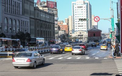 Движение автомобилей по тайбэйской улице Чжунсяо в районе снесённой эстакады возобновилось 13 февраля