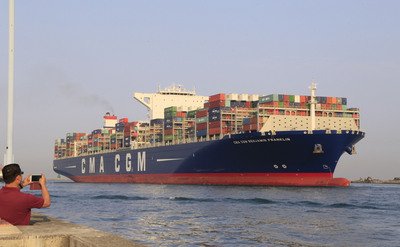 Самый большой на планете контейнеровоз прибыл в порт Гаосюна
