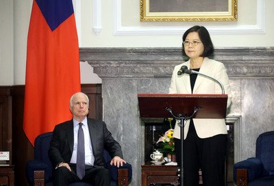 Сенатор Джон Маккейн встретился с президентом Тайваня Цай Ин-вэнь