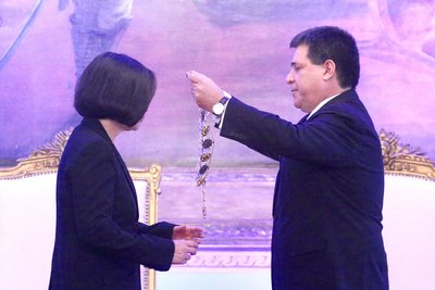 Президент КР встретилась с президентом Парагвая