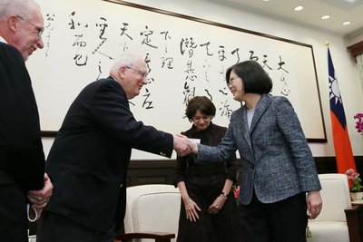 Президент КР приняла делегацию по вопросам внешней политики из США