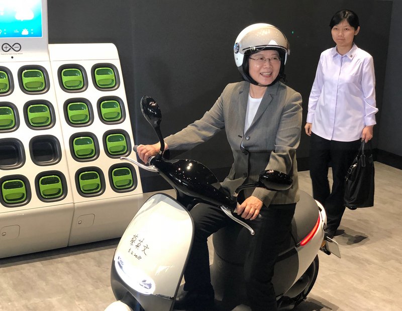 Президент посетила завод Gogoro