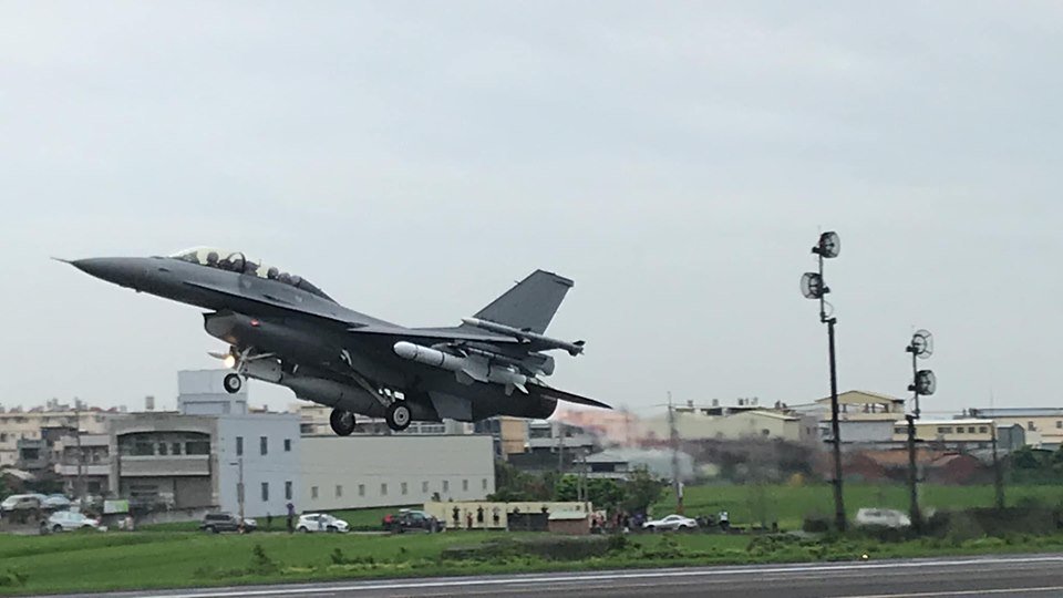 Тайваньские истребители совершили посадку на автостраду впервые за пять лет