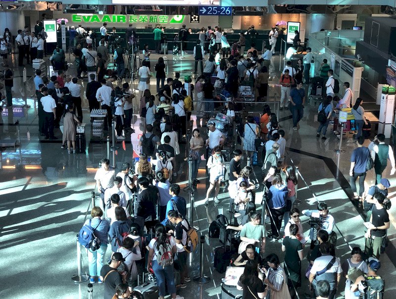 Бортпроводники EVA Air начали забастовку