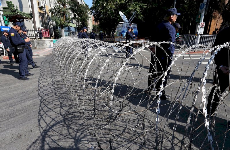 Полицейские в отставке протестуют против компенсаций участникам «Движения подсолнухов»