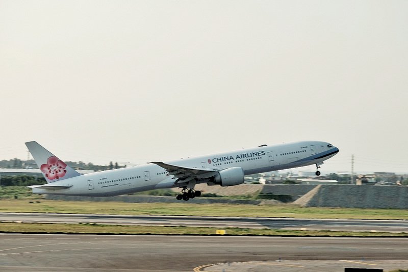 Тайваньская авиакомпания China Airlines может сменить название из-за путаницы с Китаем