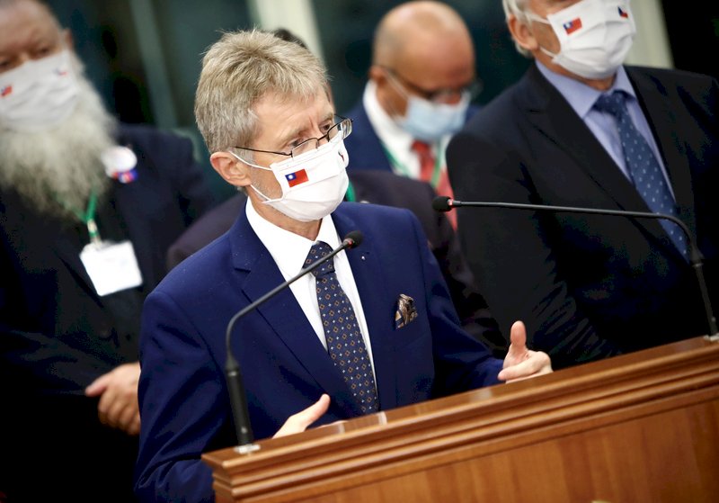 Китай начал оказывать давление на Чехию из-за тайваньского визита