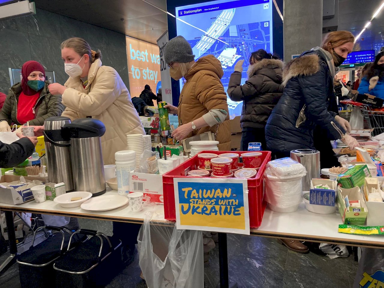 Тайваньцы в Европе помогают украинским беженцам