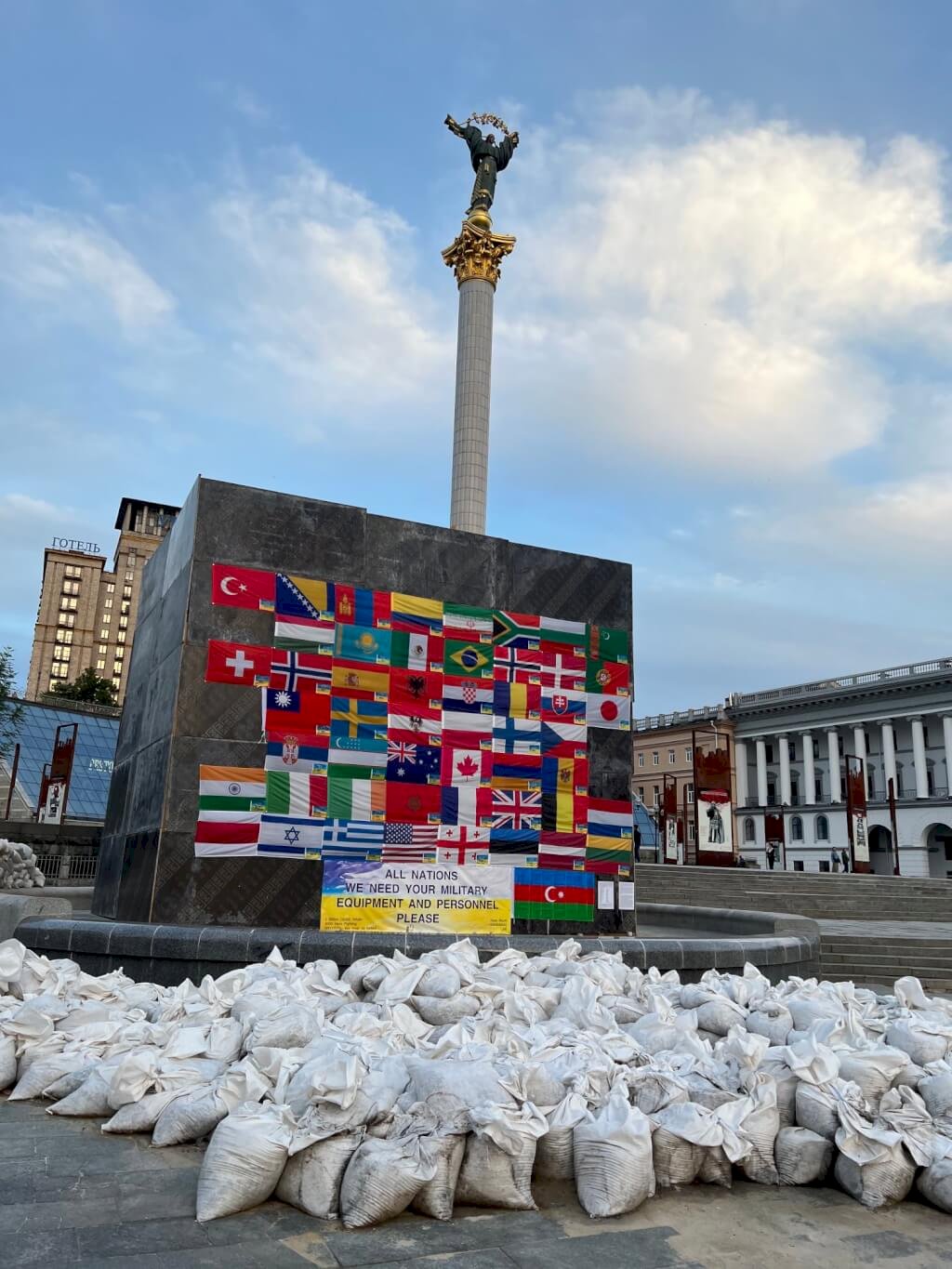 На площади Независимости в Киеве повесили флаг Тайваня