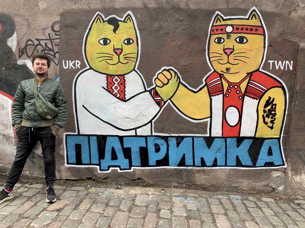 На улице в Одессе появилось изображение котов в украинской и атаяльской одежде