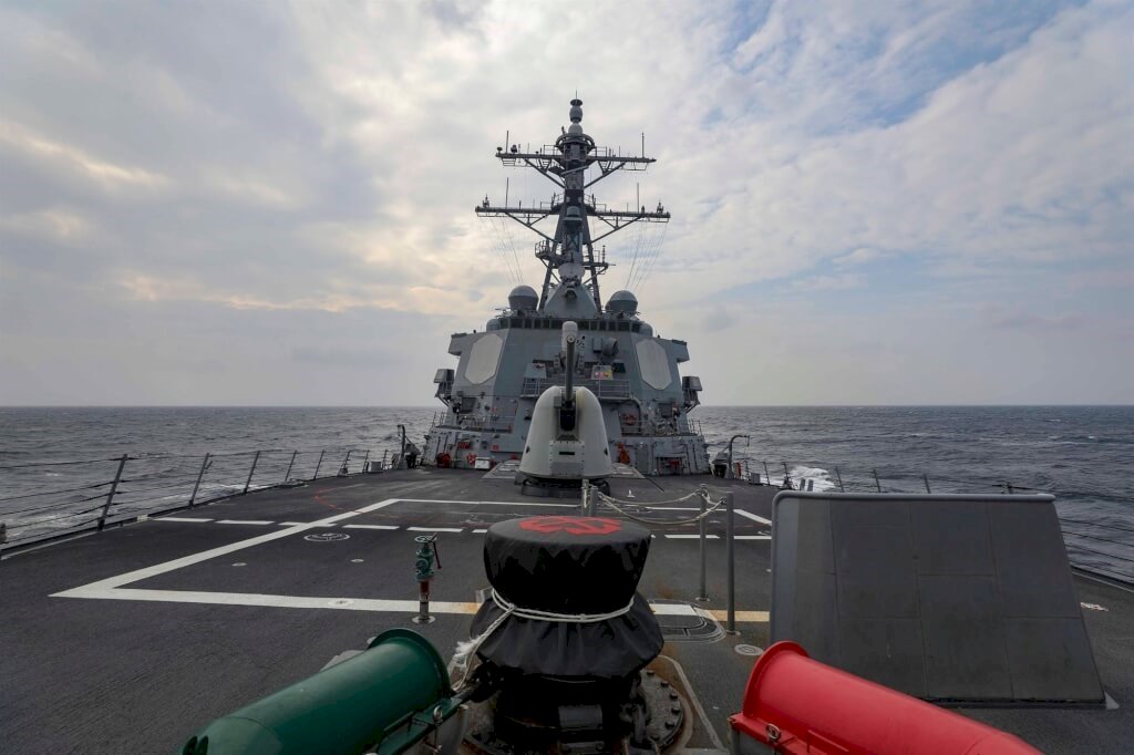 Военные корабли США и Канады прошли через Тайваньский пролив