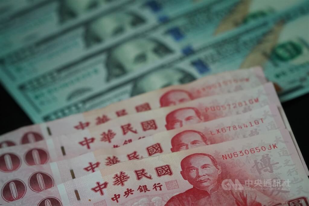 В год Дракона новый тайваньский доллар подешевел на 4,05%